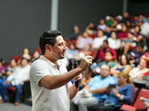 Dialoga Renán Sánchez con jóvenes de  Cozumel sobre democracia y transformación