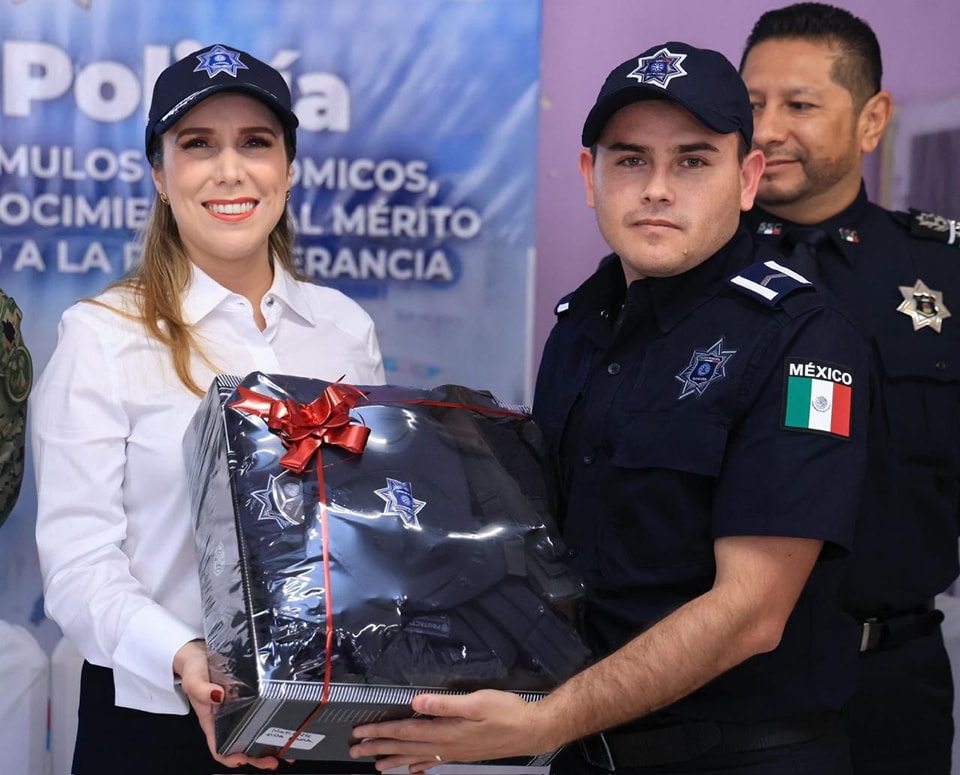 Atenea Gómez Ricalde reconoce labor de la policía en la Construcción de la Paz en Isla Mujeres
