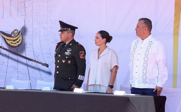 Atestigua Ana Paty Peralta cambio de mando en Región Naval Militar