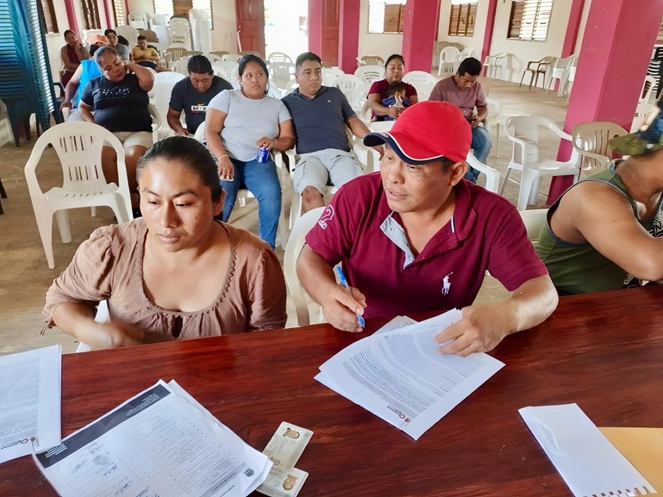 AGEPRO entrega convenios de regularización a familias de Bacalar