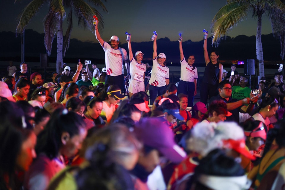 Con más de 2 mil atletas participa Mara Lezama en el Medio Maratón de la Mujer en Cancún
