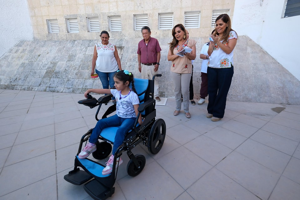 Mara Lezama transforma la vida a Roxana, de 6 años de edad, al entregarle su silla de ruedas eléctrica