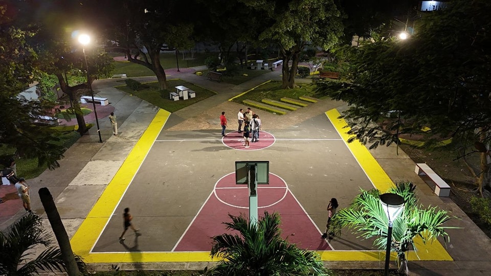 Gobierno de Cozumel rehabilita cancha de básquetbol infantil en Flores Magón I