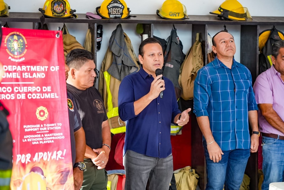 Entregan recursos de la 5ª colecta para el heroico cuerpo de Bomberos de Cozumel