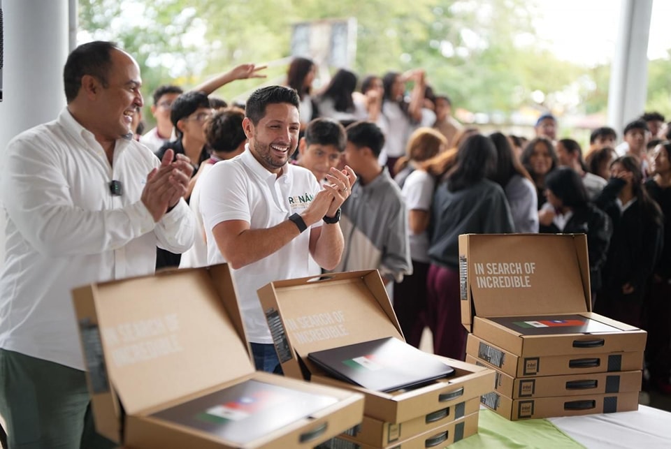 La conectividad educativa abrirá puertas a un futuro próspero a estudiantes de Cozumel: Renán Sánchez