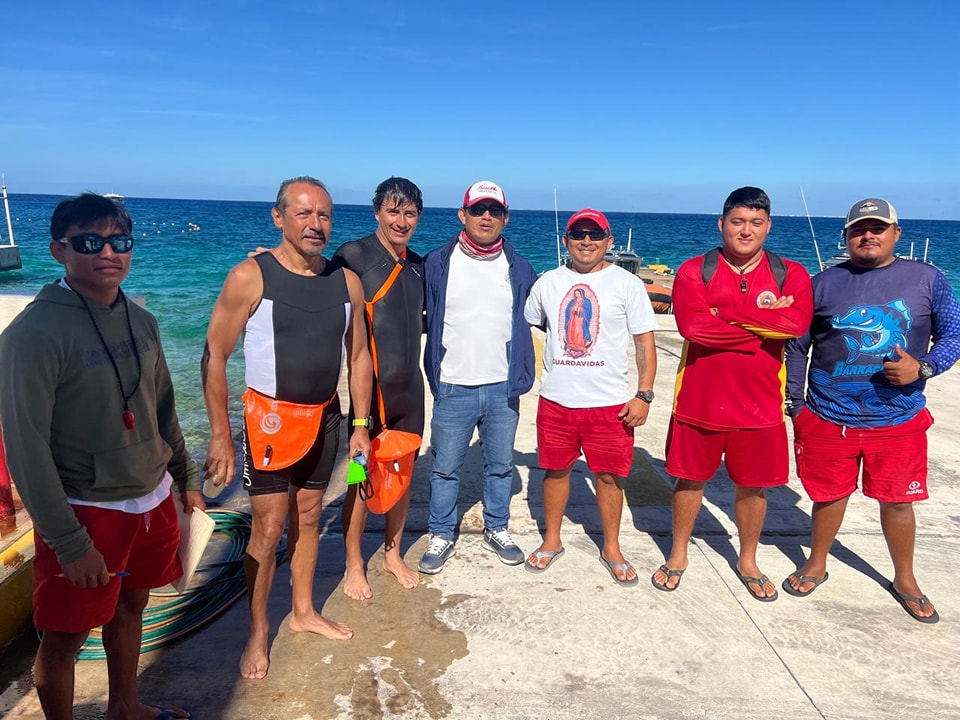 Operativo conjunto pone a salvo a dos personas en Playa Uvas