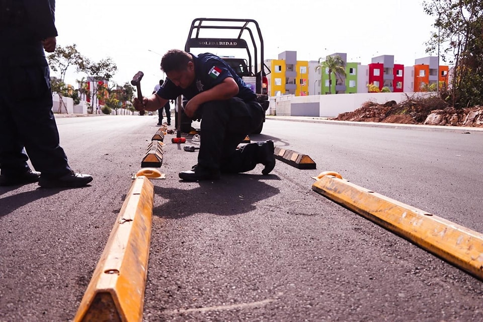 La SSCM implementa nueva señalización en el crucero que une Paseos Xcacel y Villas del Sol