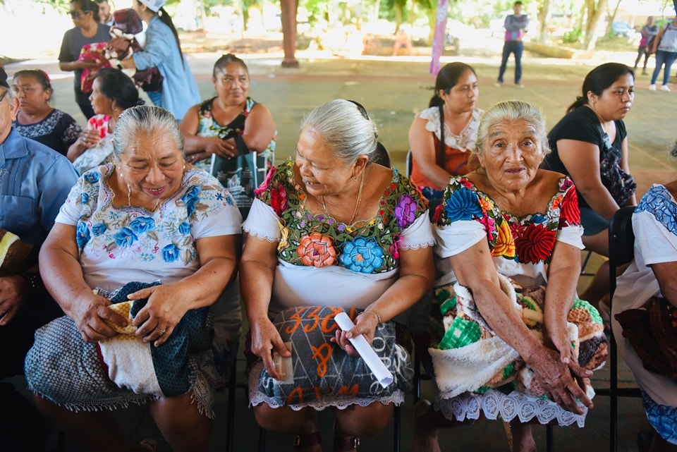 Entrega Verónica Lezama más de 2 mil 500 cobertores a las y los adultos mayores