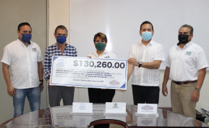 Fundación Cozumel entrega 130 mil pesos a la UQROO, que cubren 167 becas