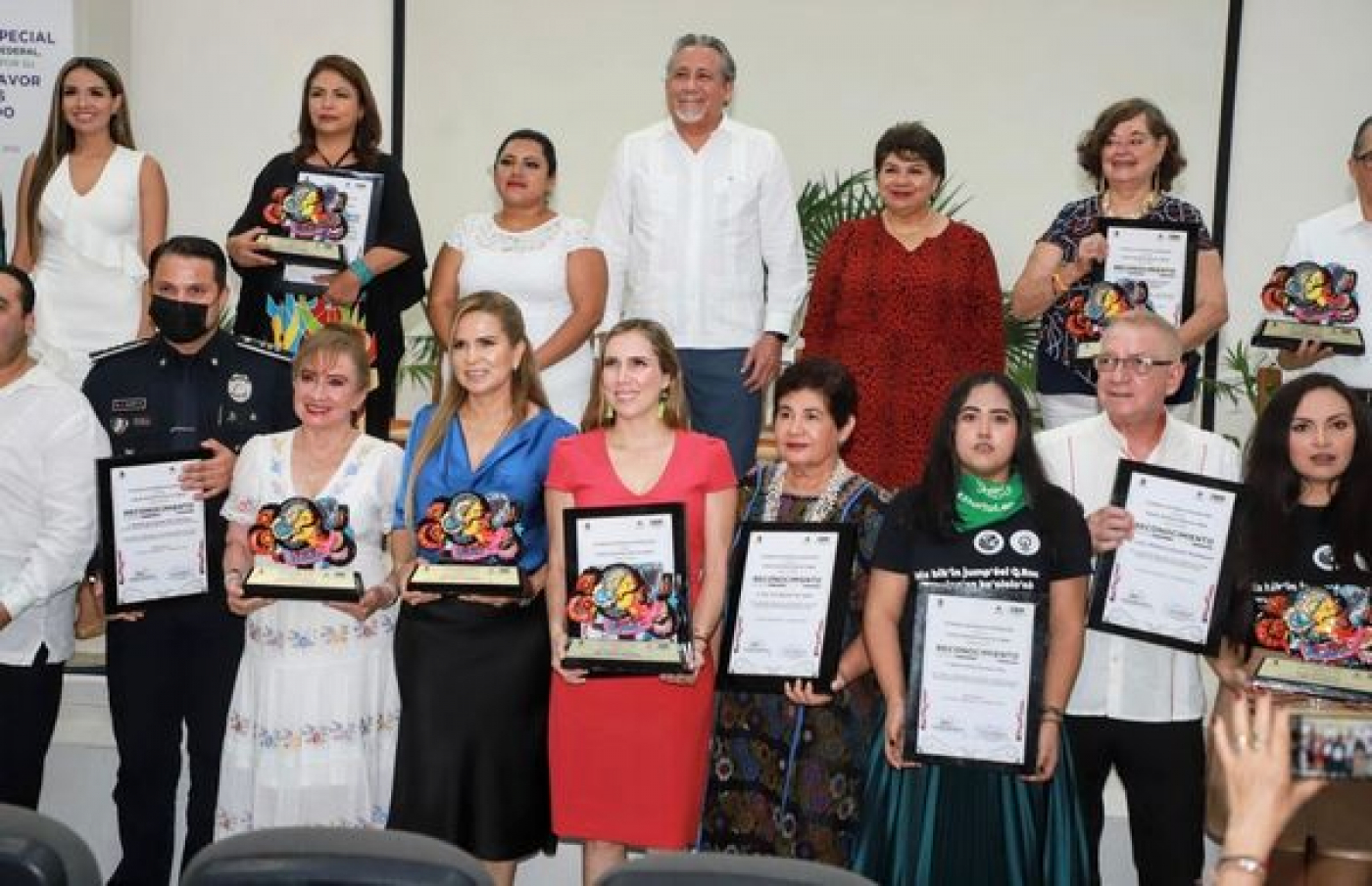 Entrega el IQM reconocimiento a la presidenta municipal de Isla Mujeres, Atenea Gómez Ricalde