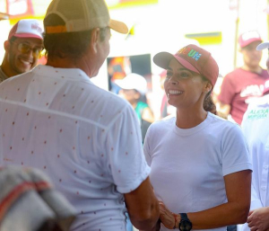 Ana Paty Peralta camina junto a los cancunenses acercando la cuarta transformación