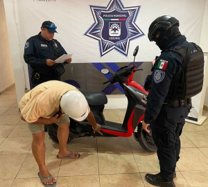 Policía Municipal recupera y entrega moto robada el domingo en la colonia Centro
