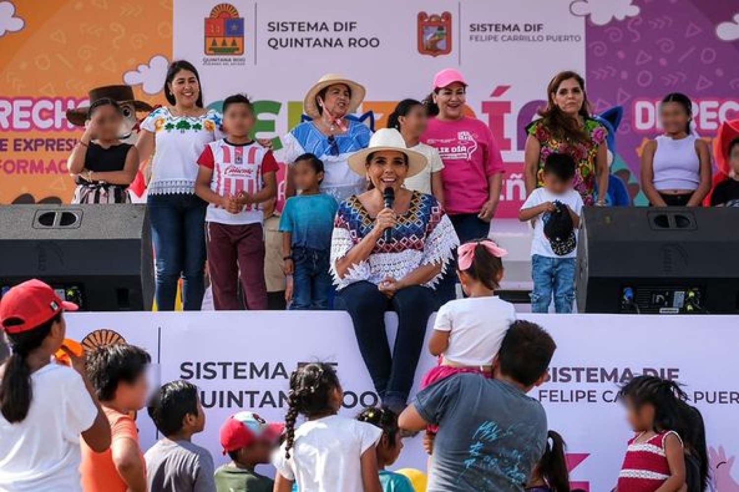Niñas y niños de la zona maya del centro del estado celebran el Día de la Niña y el Niño
