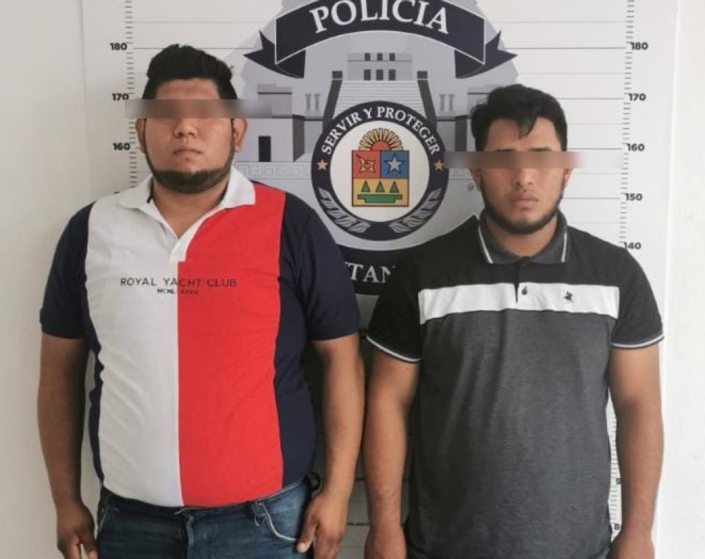 Detienen a dos en Cancún por portación de cartuchos y droga